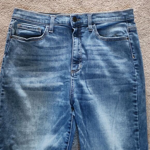 Altar'd State Distressed Relaxed Fit Cropped Jeans Size 31 US 12 - Picture 2 of 6